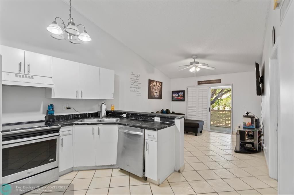 For Sale: $350,000 (2 beds, 2 baths, 1044 Square Feet)