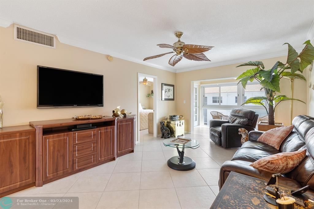 For Sale: $449,900 (2 beds, 2 baths, 920 Square Feet)