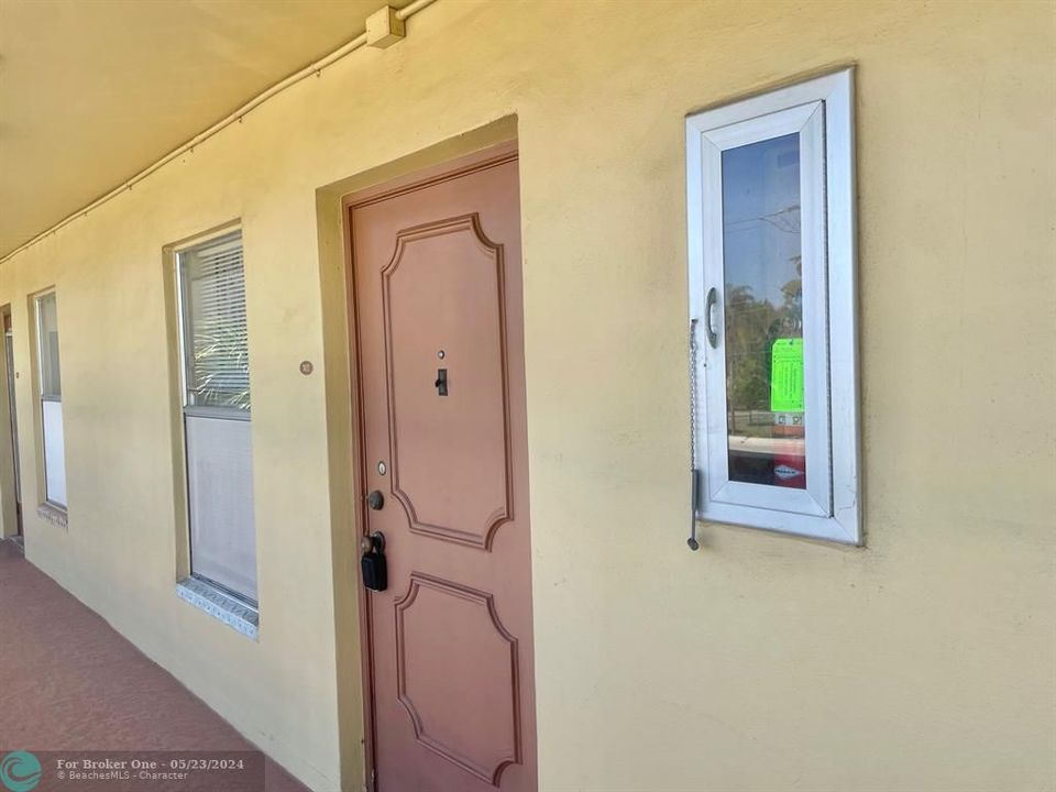 For Sale: $139,900 (2 beds, 2 baths, 880 Square Feet)