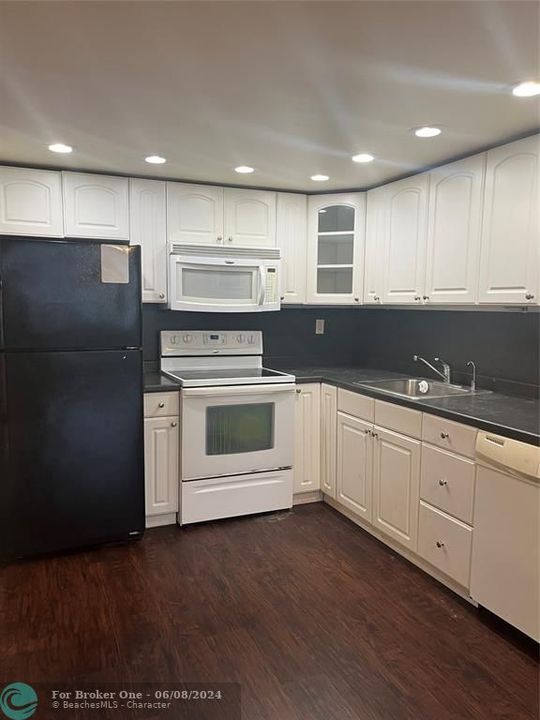 For Sale: $220,000 (1 beds, 1 baths, 780 Square Feet)