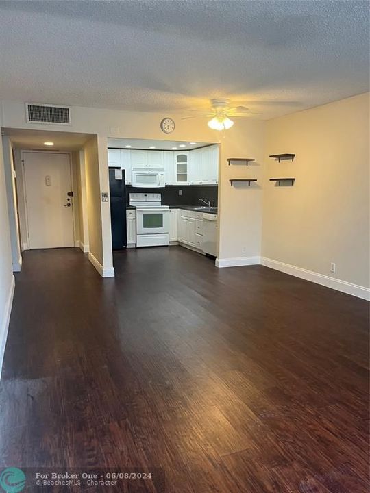 For Sale: $220,000 (1 beds, 1 baths, 780 Square Feet)