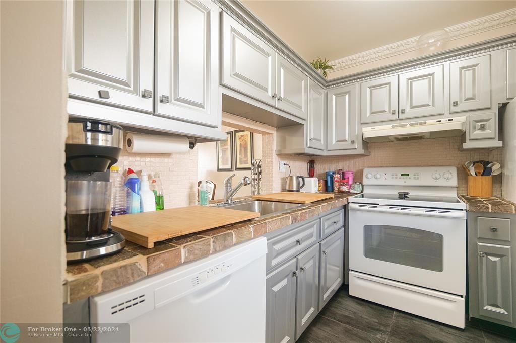 Active With Contract: $99,999 (1 beds, 1 baths, 867 Square Feet)
