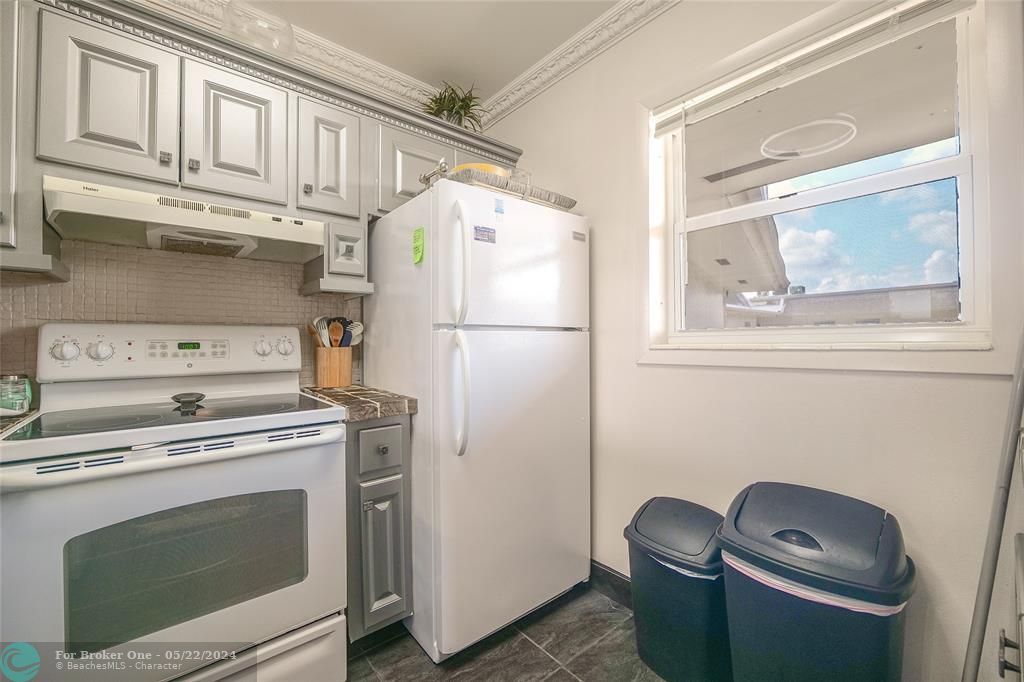 For Sale: $99,999 (1 beds, 1 baths, 867 Square Feet)