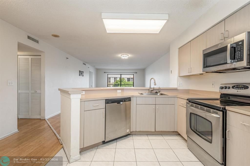 Active With Contract: $254,900 (2 beds, 2 baths, 1260 Square Feet)
