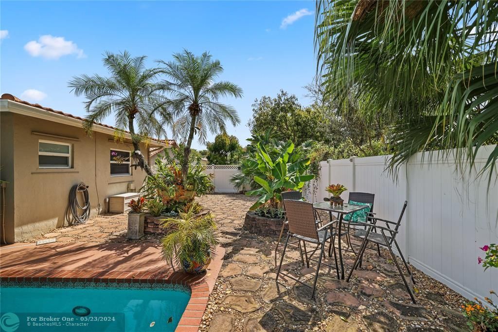 Active With Contract: $650,000 (3 beds, 2 baths, 1986 Square Feet)
