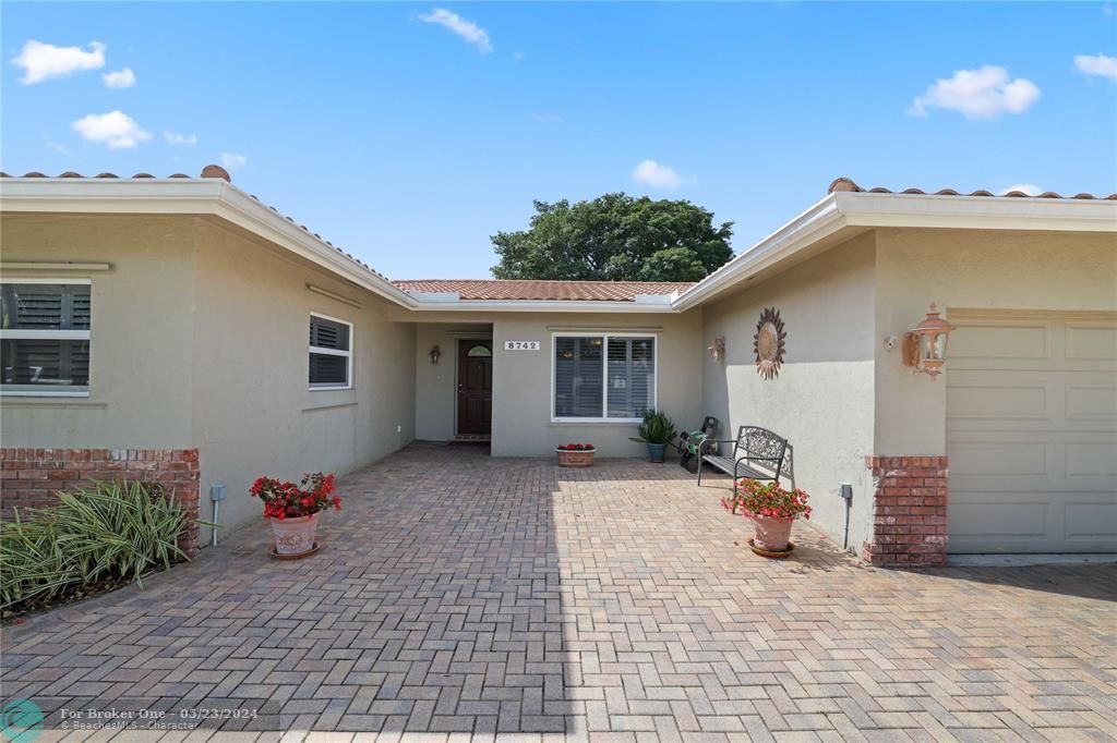 Active With Contract: $650,000 (4 beds, 2 baths, 1986 Square Feet)