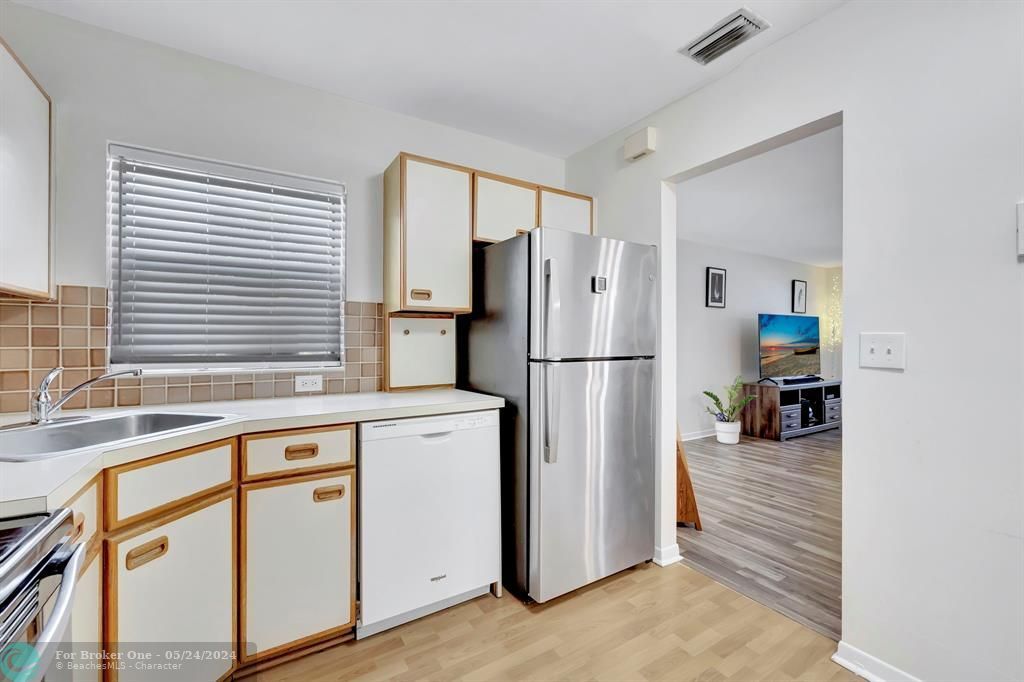 For Sale: $259,900 (2 beds, 2 baths, 978 Square Feet)