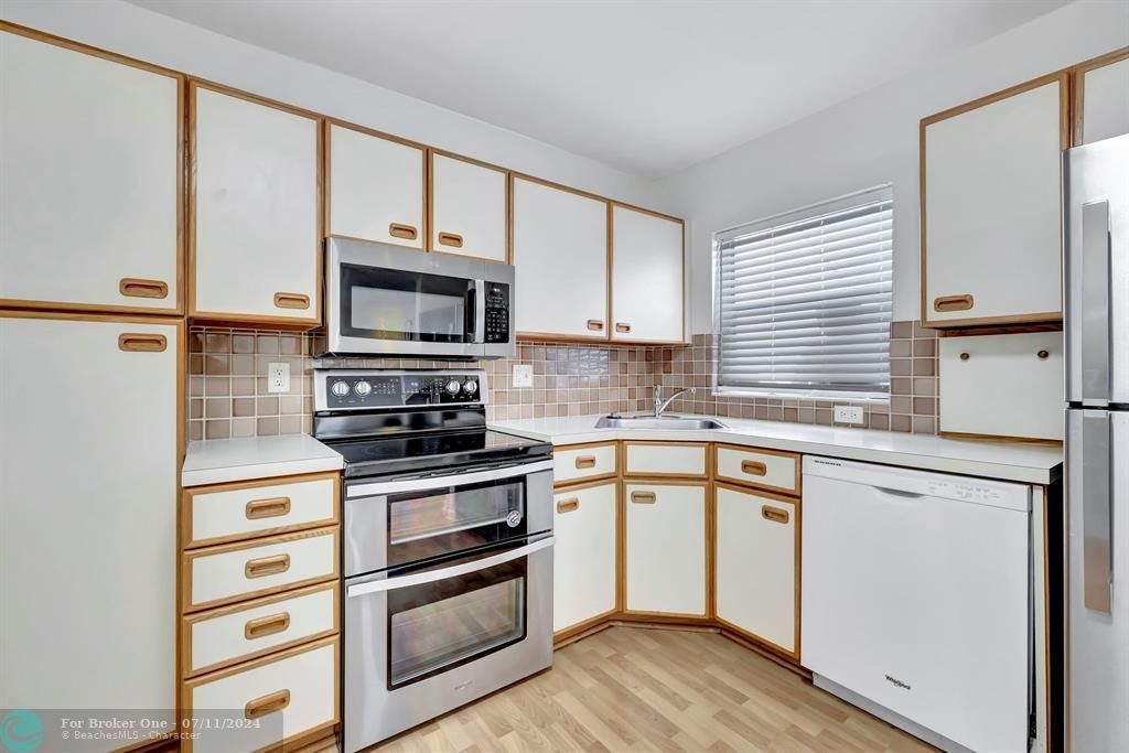 For Sale: $275,000 (2 beds, 2 baths, 978 Square Feet)