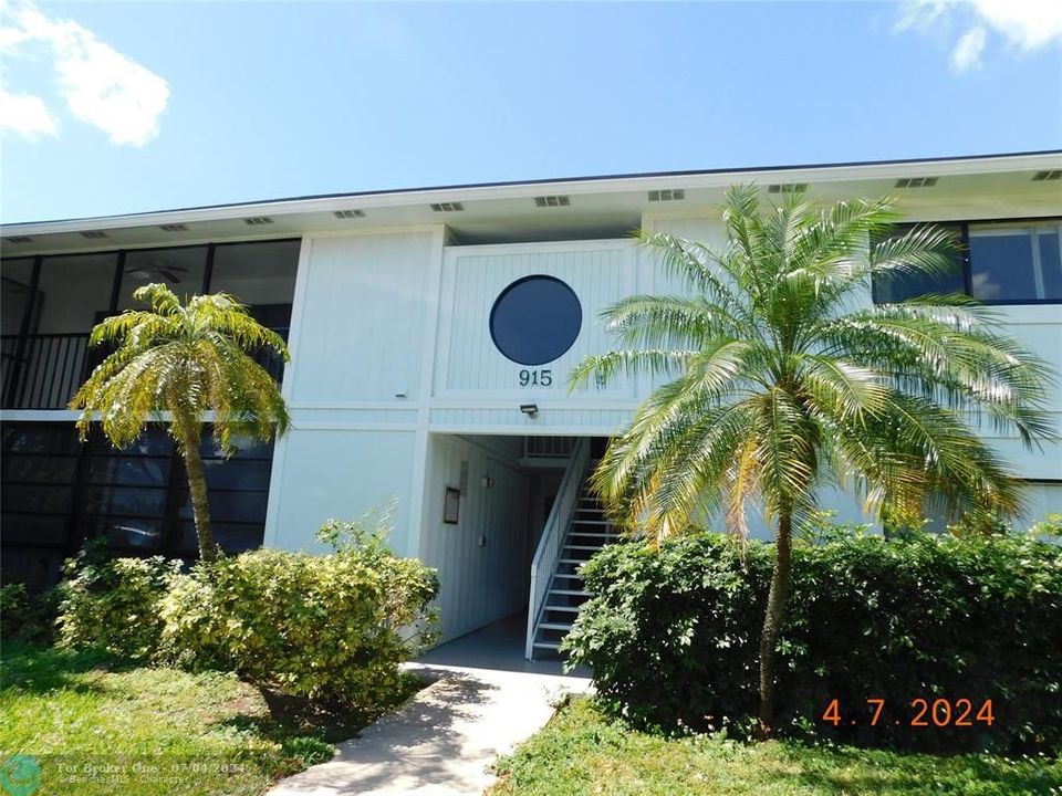 For Sale: $234,900 (2 beds, 2 baths, 907 Square Feet)