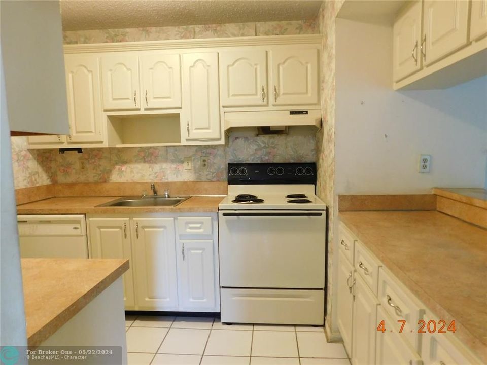 For Sale: $234,900 (2 beds, 2 baths, 907 Square Feet)