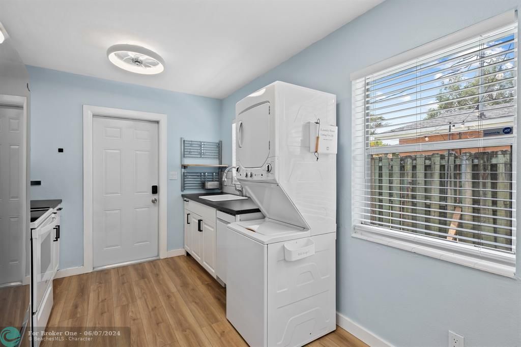 Recently Sold: $2,100 (2 beds, 1 baths, 700 Square Feet)