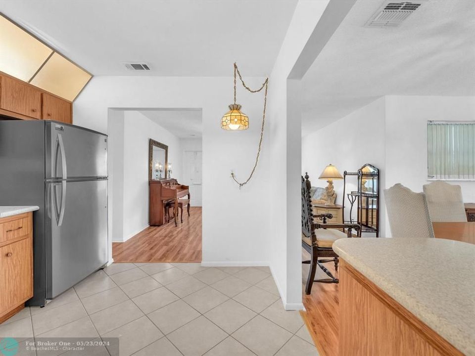 For Sale: $335,000 (2 beds, 1 baths, 1375 Square Feet)