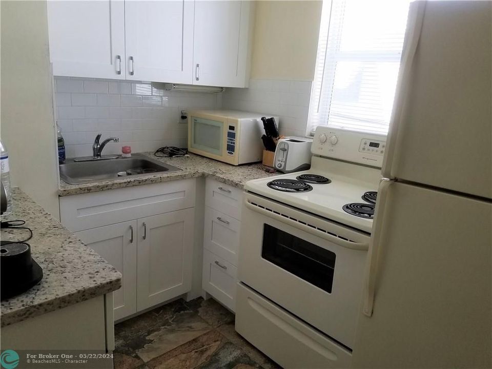 For Sale: $289,900 (1 beds, 1 baths, 477 Square Feet)