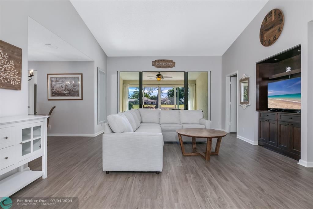 Active With Contract: $379,000 (2 beds, 2 baths, 1605 Square Feet)