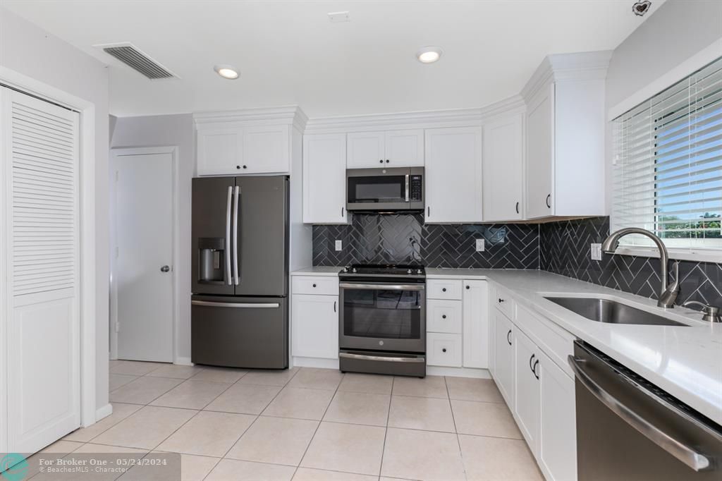 Active With Contract: $379,000 (2 beds, 2 baths, 1605 Square Feet)