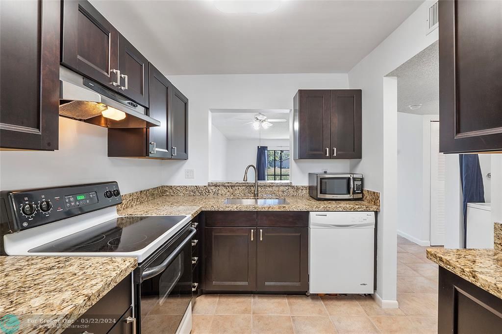 For Sale: $260,000 (2 beds, 2 baths, 900 Square Feet)