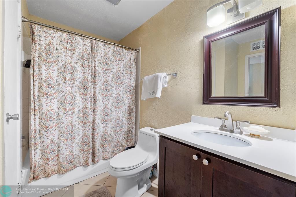 待售: $240,000 (1 贝兹, 1 浴室, 980 平方英尺)