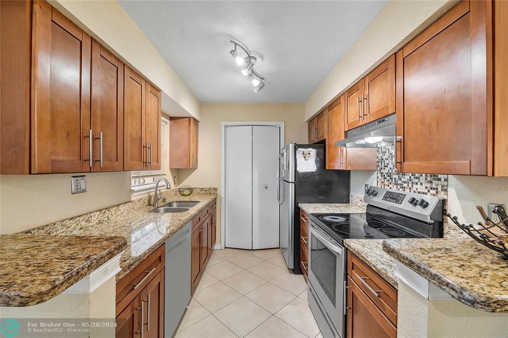 For Sale: $239,000 (1 beds, 1 baths, 980 Square Feet)