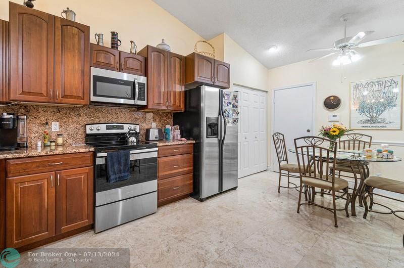 For Sale: $404,500 (2 beds, 2 baths, 1722 Square Feet)