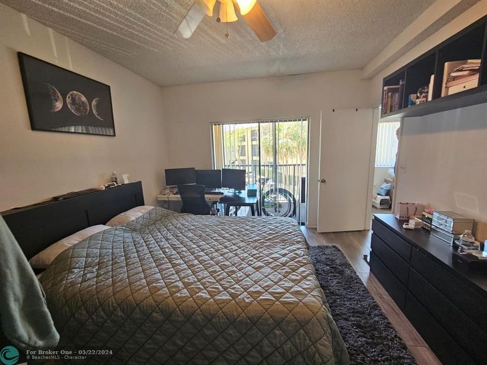 For Sale: $255,000 (2 beds, 2 baths, 927 Square Feet)