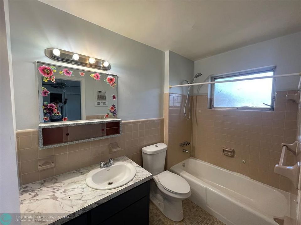 For Sale: $1,700 (1 beds, 1 baths, 720 Square Feet)