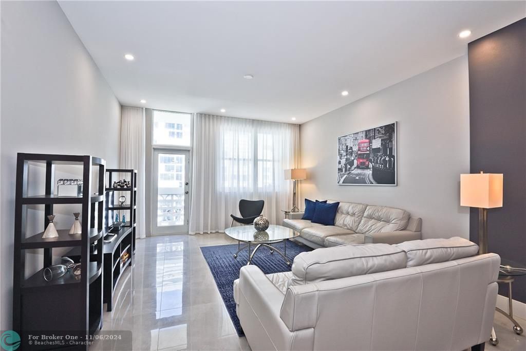 Active With Contract: $3,895 (1 beds, 1 baths, 850 Square Feet)