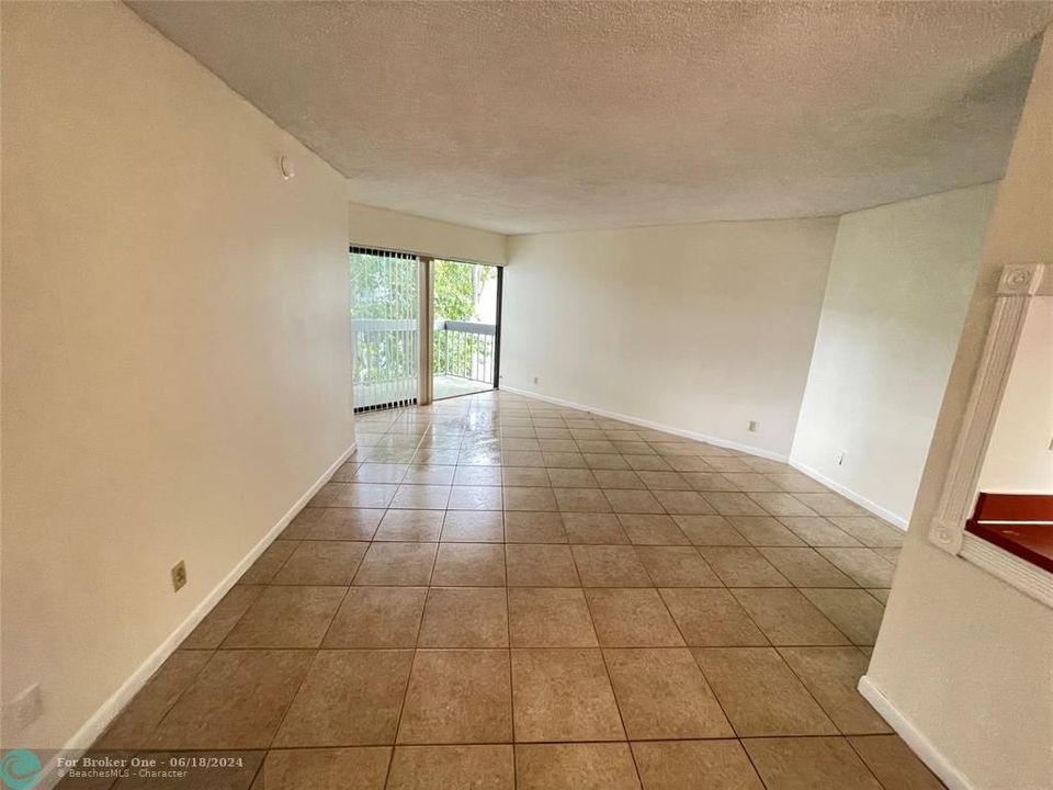 For Sale: $165,000 (1 beds, 1 baths, 775 Square Feet)