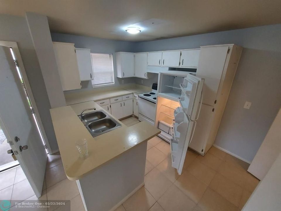 For Sale: $195,000 (1 beds, 1 baths, 595 Square Feet)