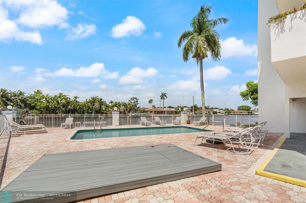 Active With Contract: $369,000 (1 beds, 1 baths, 740 Square Feet)