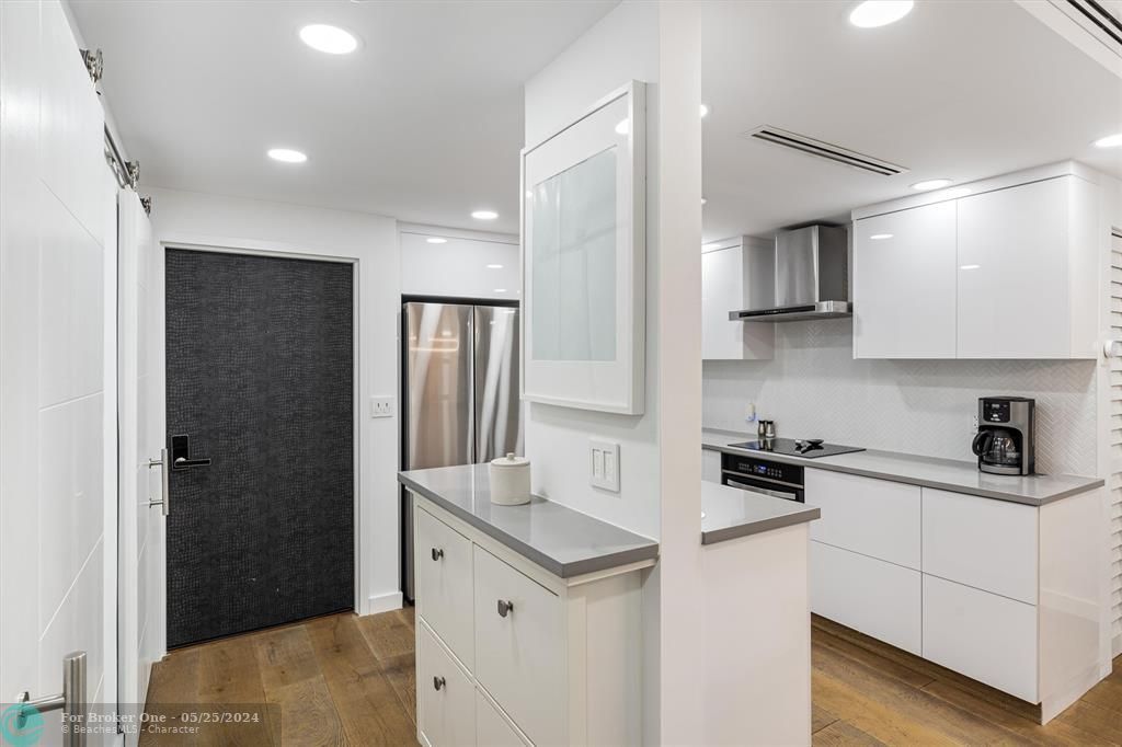 Active With Contract: $369,000 (1 beds, 1 baths, 740 Square Feet)
