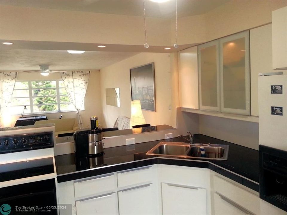For Sale: $208,000 (1 beds, 1 baths, 954 Square Feet)