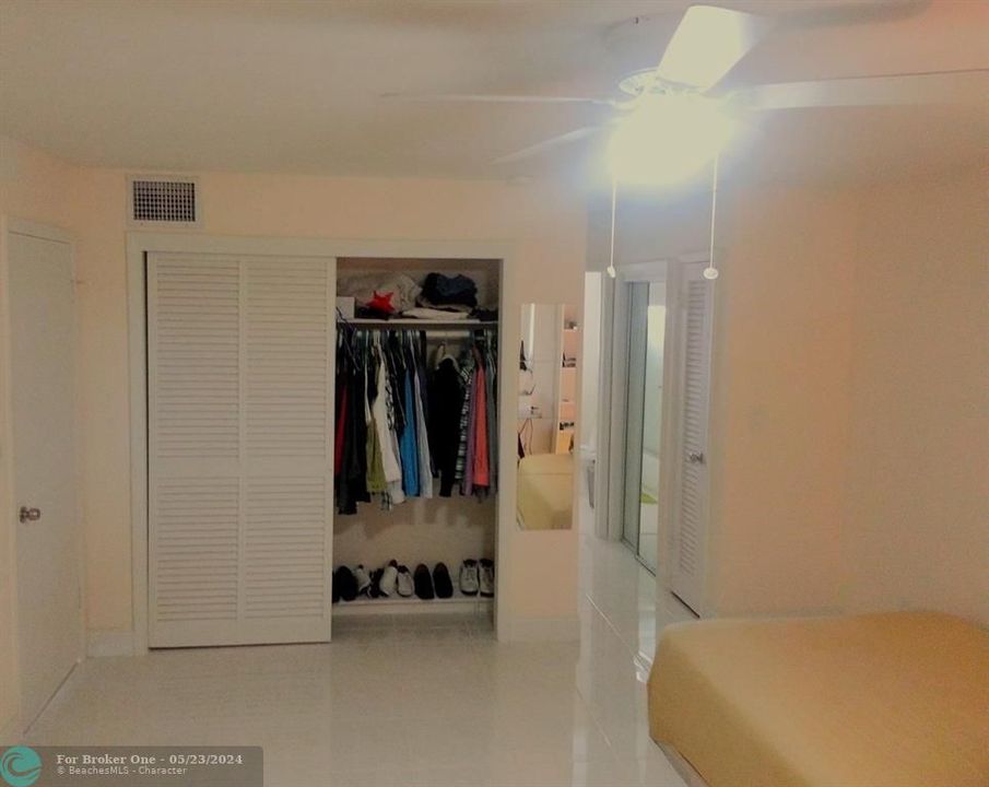 For Sale: $208,000 (1 beds, 1 baths, 954 Square Feet)