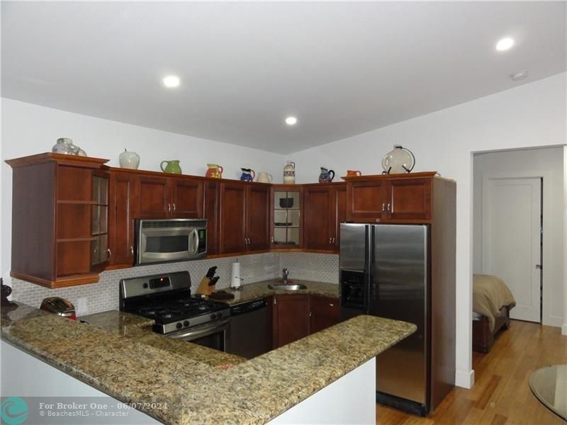 For Sale: $2,300 (1 beds, 1 baths, 600 Square Feet)