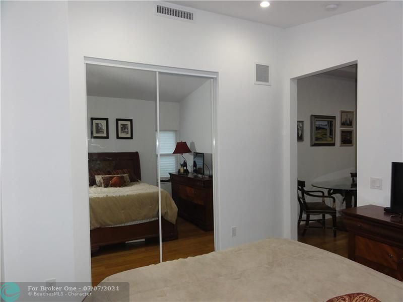 For Sale: $2,100 (1 beds, 1 baths, 600 Square Feet)