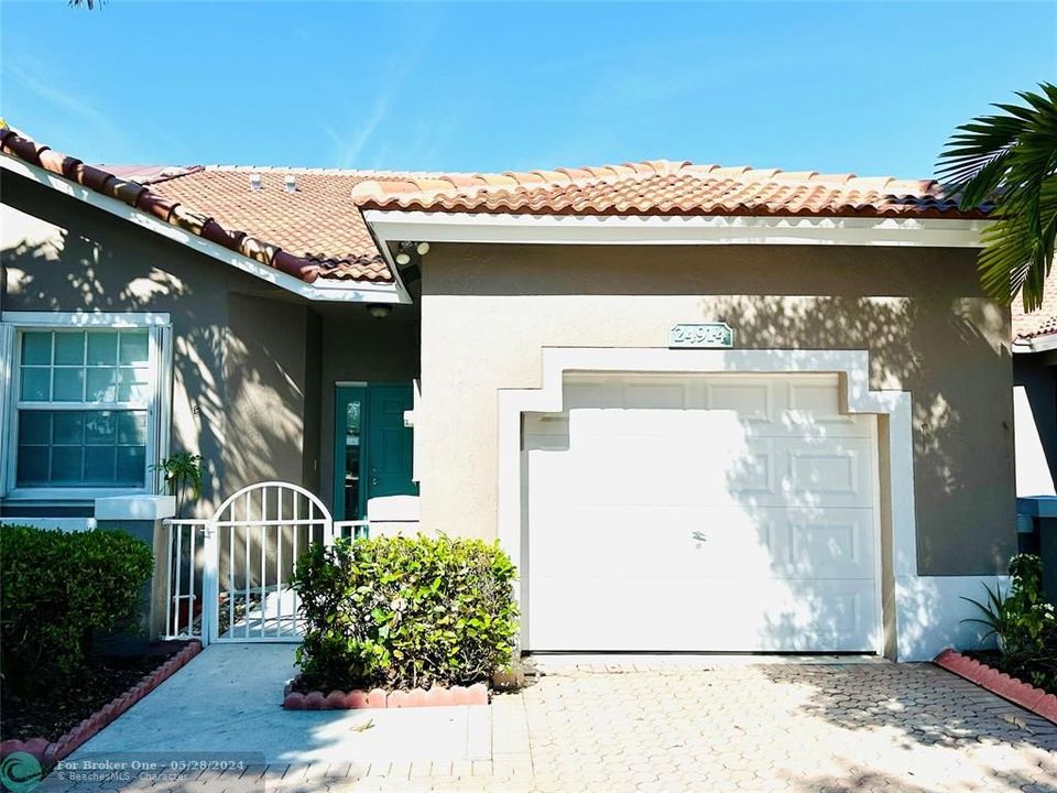 Active With Contract: $439,000 (2 beds, 2 baths, 1353 Square Feet)