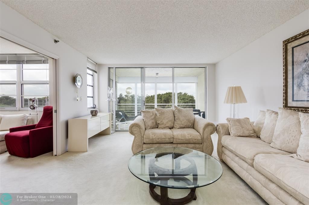 For Sale: $265,000 (2 beds, 2 baths, 1260 Square Feet)