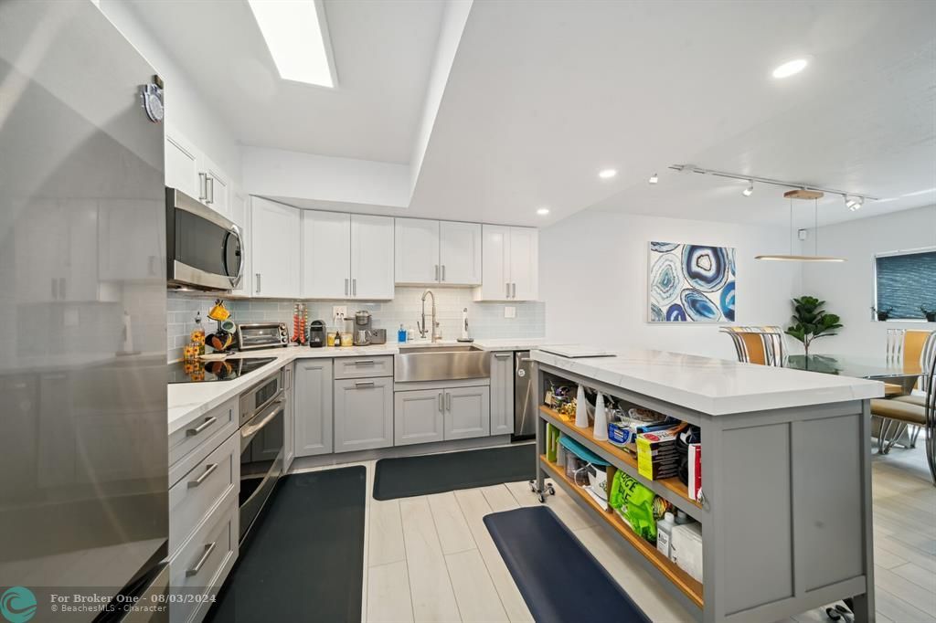 Active With Contract: $459,500 (3 beds, 2 baths, 1360 Square Feet)