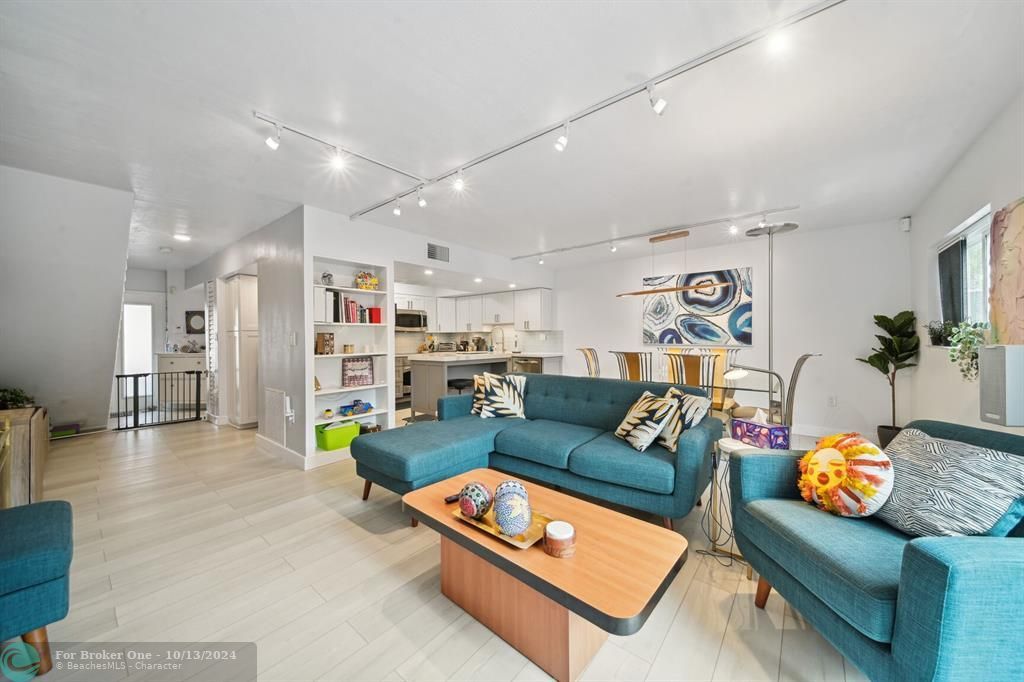 Active With Contract: $459,500 (3 beds, 2 baths, 1360 Square Feet)