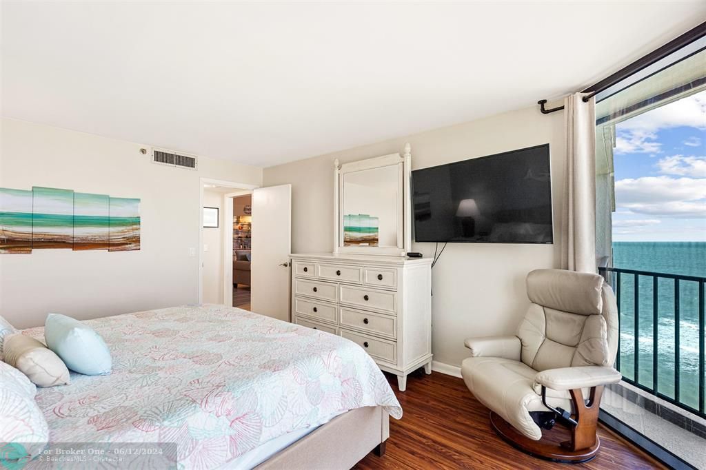For Sale: $675,000 (2 beds, 2 baths, 1290 Square Feet)