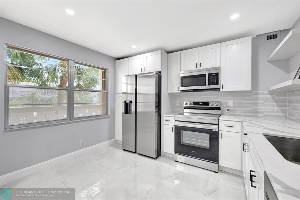 For Sale: $224,999 (2 beds, 2 baths, 1161 Square Feet)