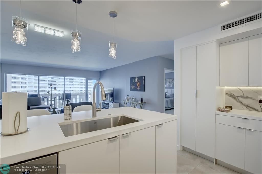 For Sale: $529,900 (1 beds, 1 baths, 900 Square Feet)