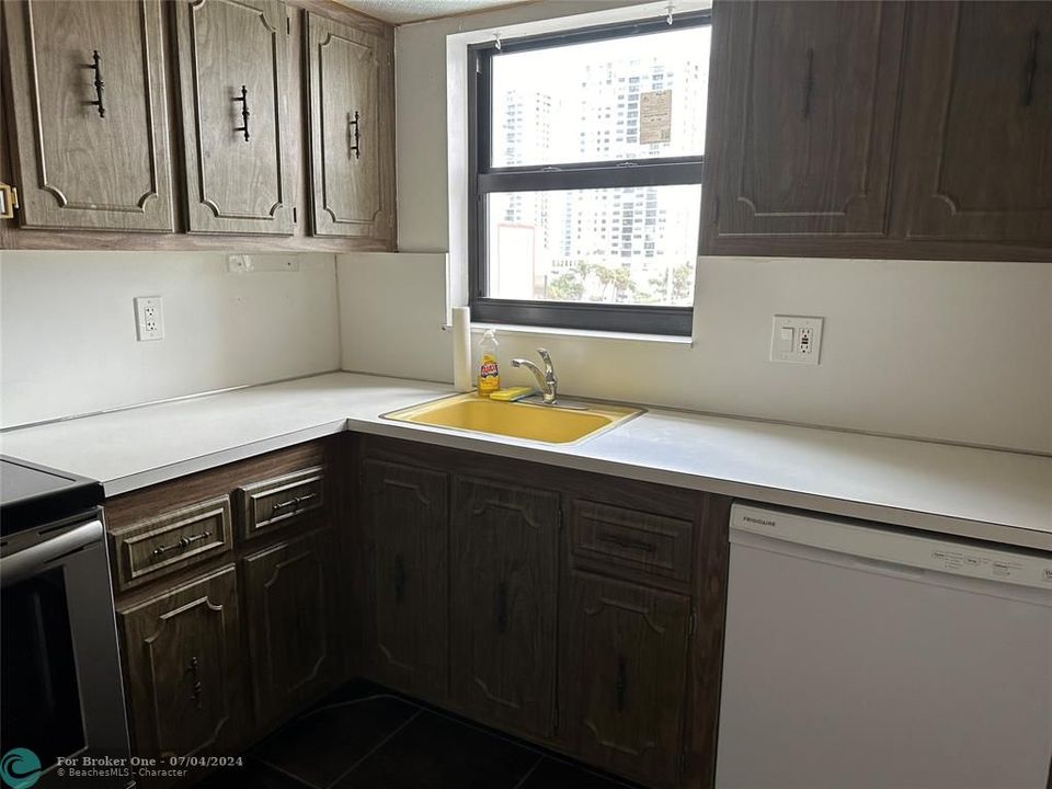 For Sale: $399,000 (2 beds, 2 baths, 1700 Square Feet)