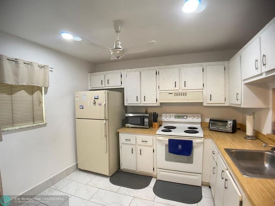 For Sale: $153,000 (1 beds, 1 baths, 830 Square Feet)