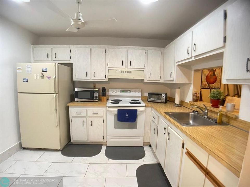 For Sale: $153,000 (1 beds, 1 baths, 830 Square Feet)