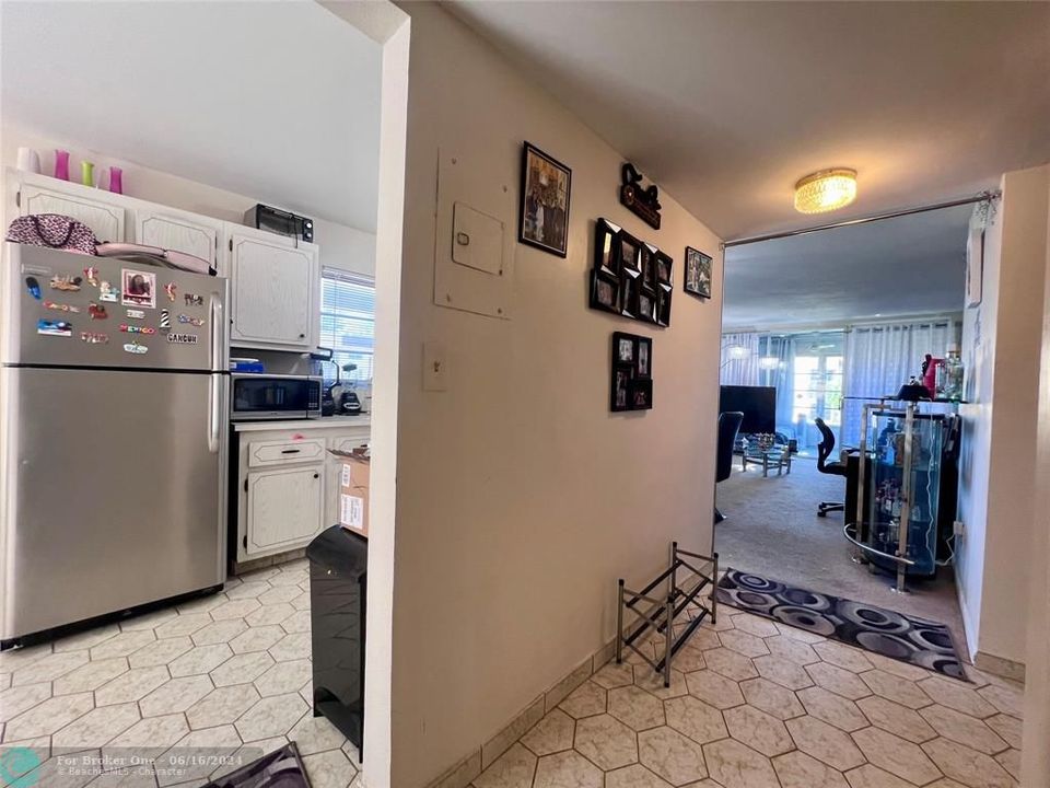 For Sale: $185,000 (2 beds, 2 baths, 1070 Square Feet)
