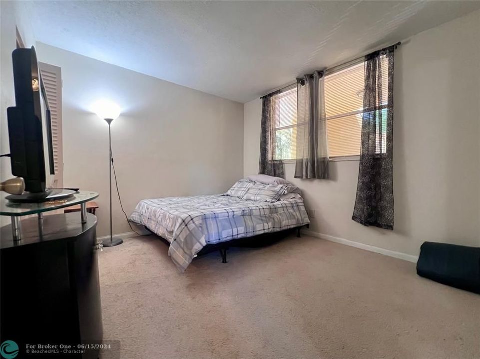 For Sale: $185,000 (2 beds, 2 baths, 1070 Square Feet)