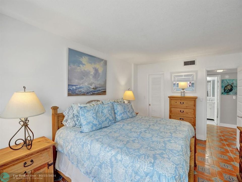 For Sale: $345,000 (1 beds, 1 baths, 820 Square Feet)
