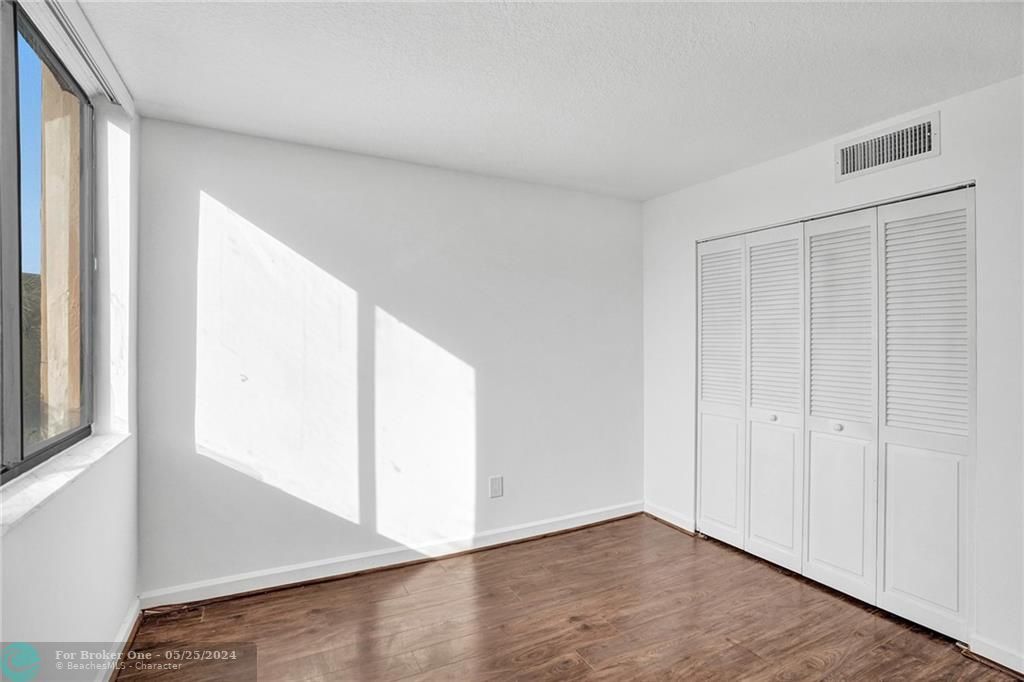 Active With Contract: $2,499 (2 beds, 2 baths, 1175 Square Feet)