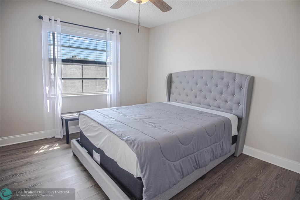 For Sale: $259,000 (2 beds, 2 baths, 907 Square Feet)