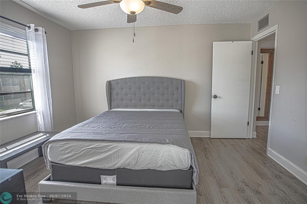 For Sale: $259,000 (2 beds, 2 baths, 907 Square Feet)